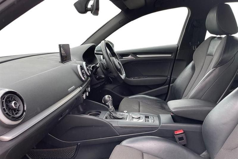 Begagnad Audi A3 S-Line 184 HK (135 kW) 2018 Silver Sedan