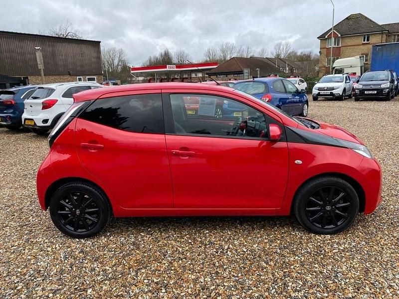 Used Toyota Aygo x-style 68 HP (50 kW) 2017 Red Hatchback