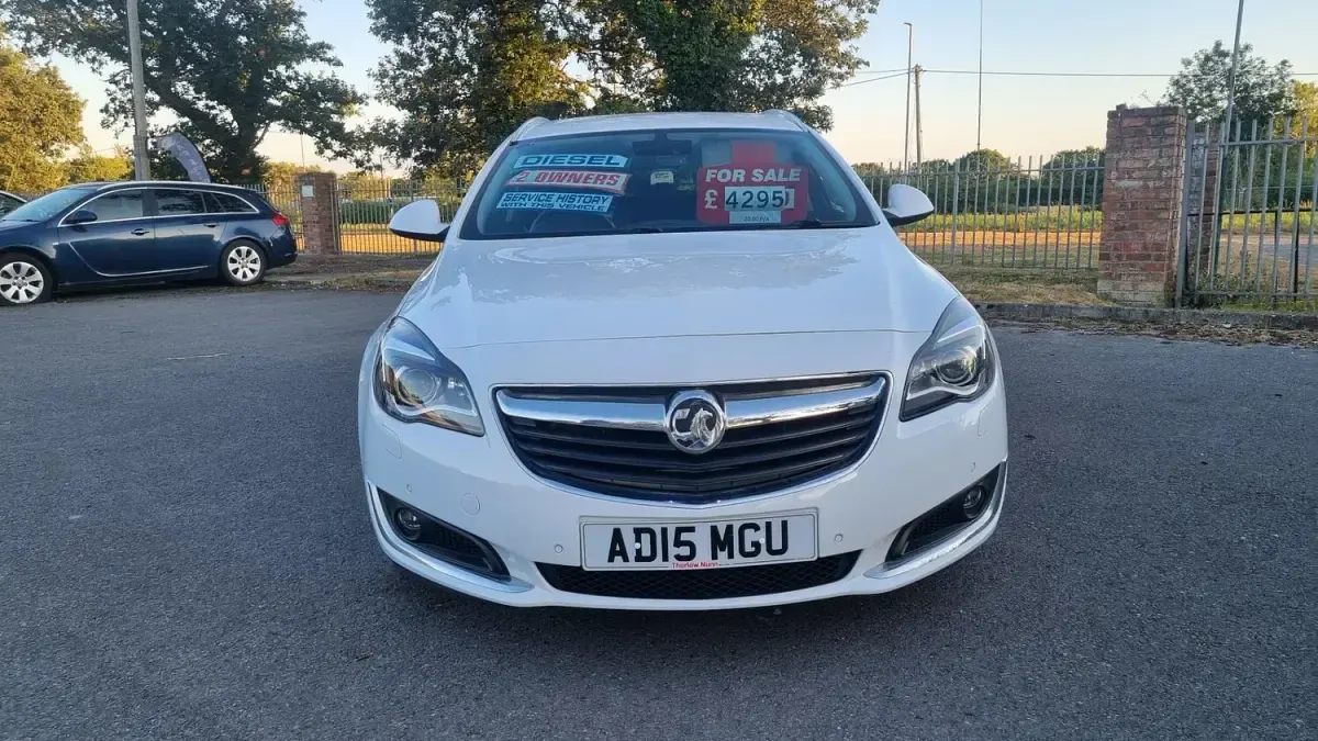 Used Vauxhall Insignia Elite 140 HP (102 kW) 2015 White Estate