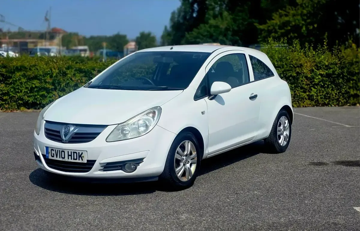 Used Vauxhall Corsa 80 HP (58 kW) 2010 White Hatchback