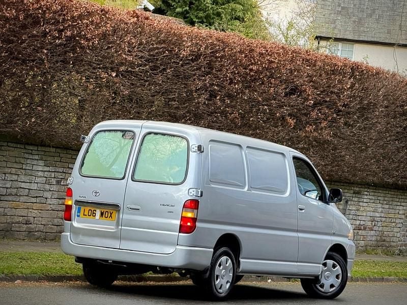 Used Toyota HiAce 95 HP (69 kW) 2011 Silver Van