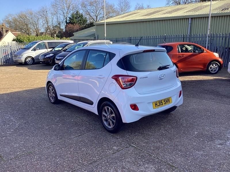 Used Hyundai i10 Premium 66 HP (48 kW) 2015 White Hatchback
