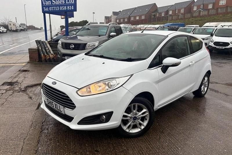 Used Ford Fiesta Zetec 82 HP (60 kW) 2015 White Hatchback
