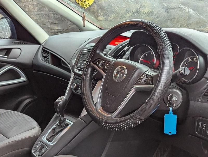 Usado Vauxhall Zafira Tourer 165 HP (121 kW) 2013 Vermelho Monovolume
