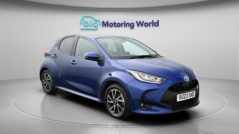 Used Toyota Yaris Hybrid Design 116 HP (85 kW) 2023 Blue Hatchback