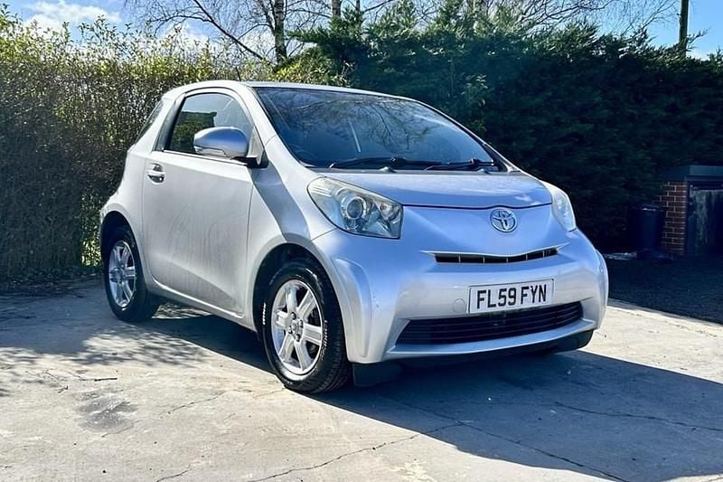 Used Toyota iQ 68 HP (50 kW) 2009 Silver Hatchback
