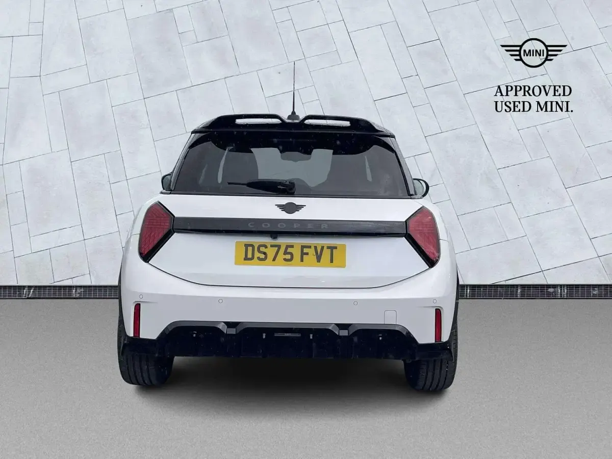 Used Mini Cooper Hatch 113 kW (154 HP) 2026 White Hatchback