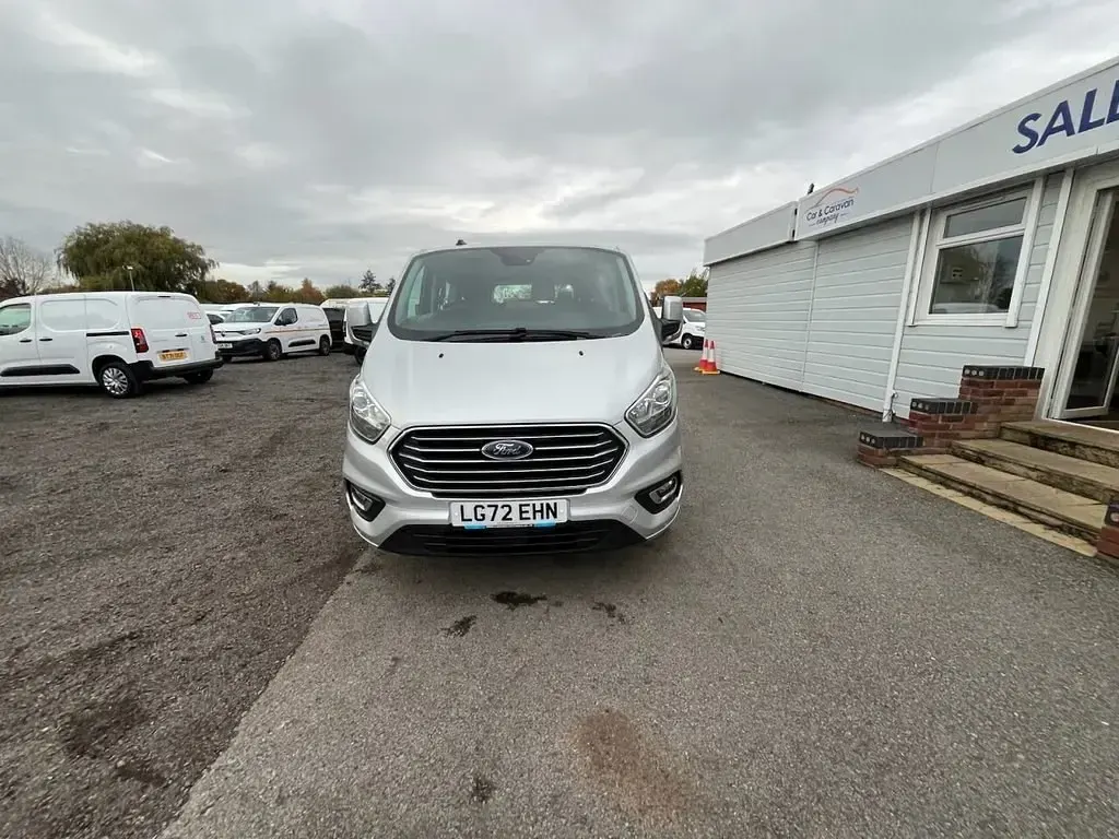 Usado Ford Tourneo Titanium 130 CV (95 kW) 2022 Plateado Monovolumen