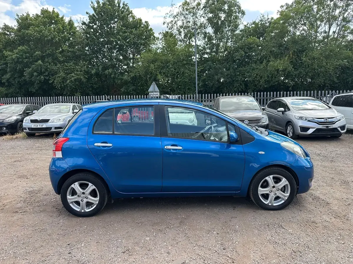 Used Toyota Yaris 101 HP (74 kW) 2010 Blue Hatchback