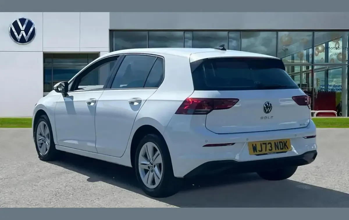 Second-hand VW Golf VIII Life 147 CP (108 kW) 2023 Alb Hatchback