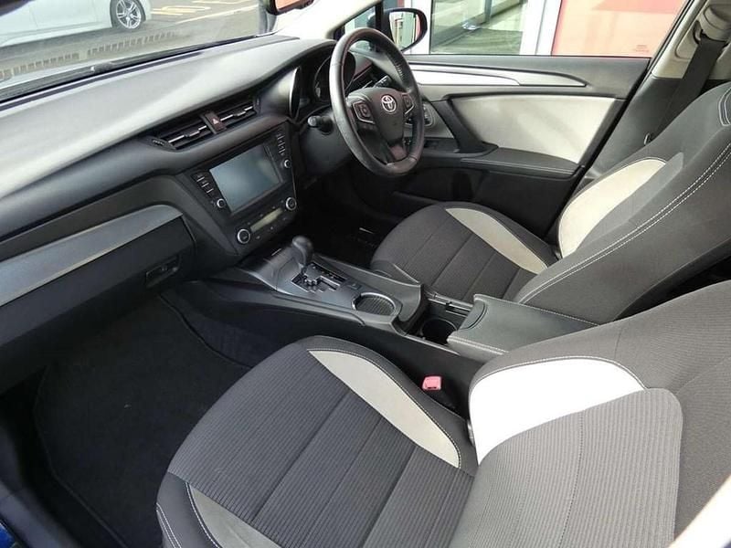 Used Toyota Avensis Business Edition 147 HP (108 kW) 2018 Blue Estate