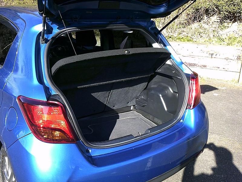 Used Toyota Yaris 99 HP (72 kW) 2016 Blue Hatchback