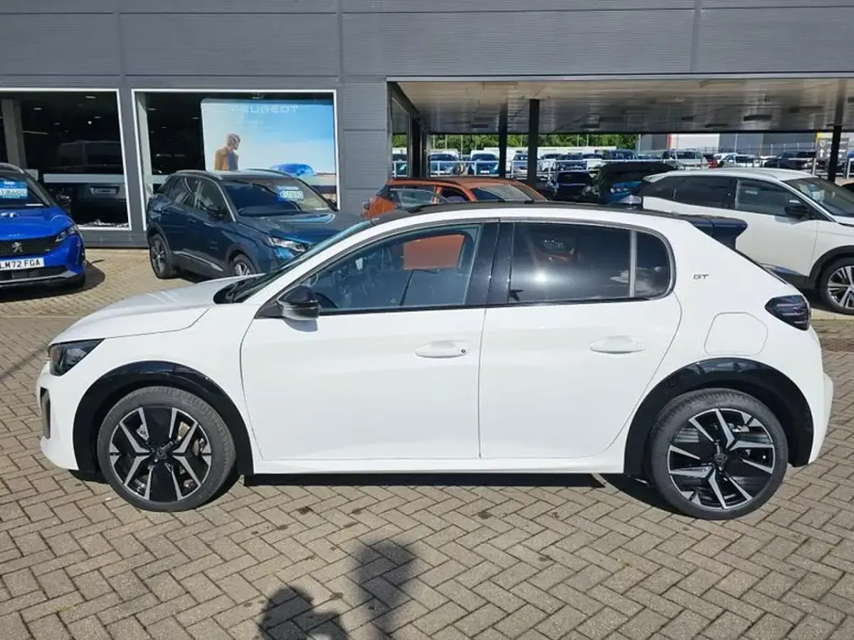 Used Peugeot 208 GT 99 HP (72 kW) 2024 White Hatchback