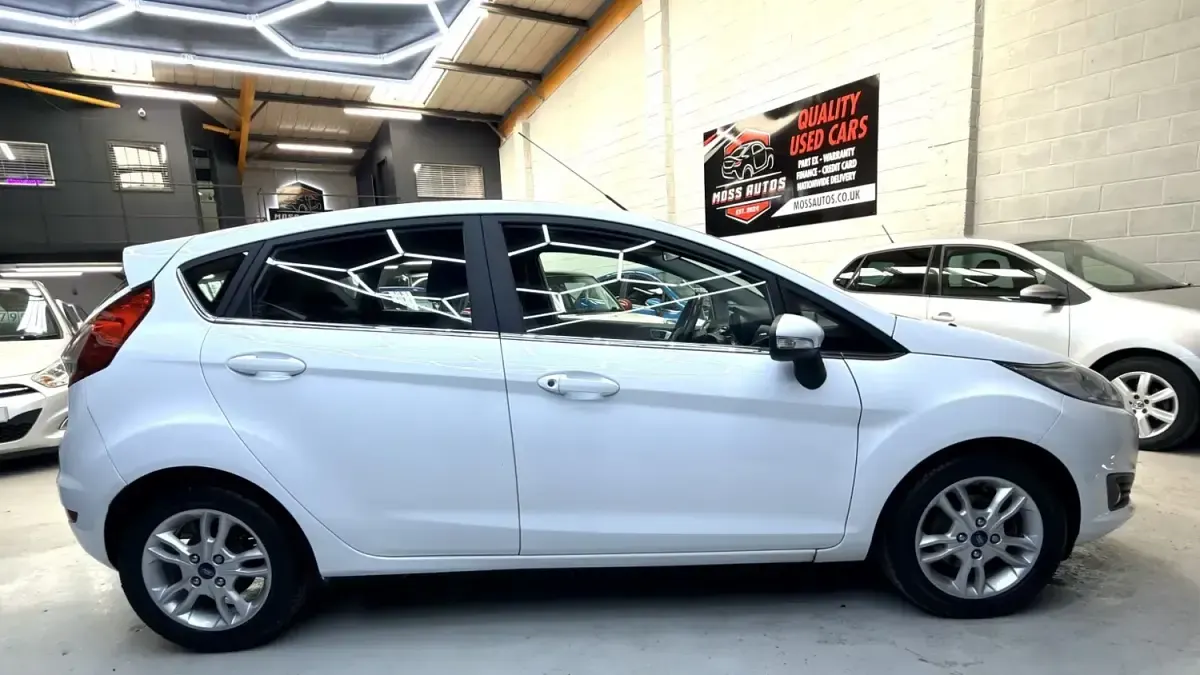 Usado Ford Fiesta Zetec 100 HP (73 kW) 2016 Branco Citadino