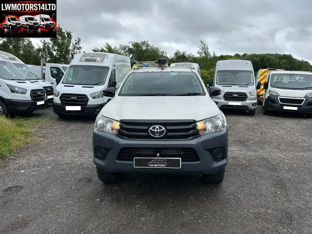 Used Toyota HiLux Active 150 HP (110 kW) 2018 White Pickup
