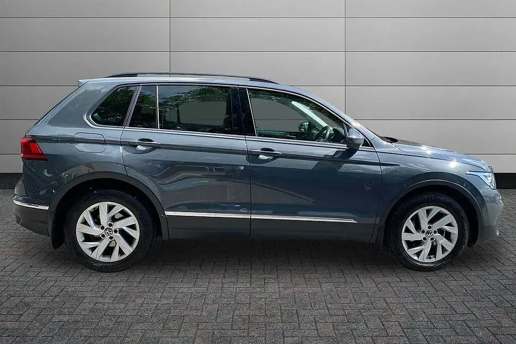 Used VW Tiguan Life 150 HP (110 kW) 2023 Dolphin grey SUV