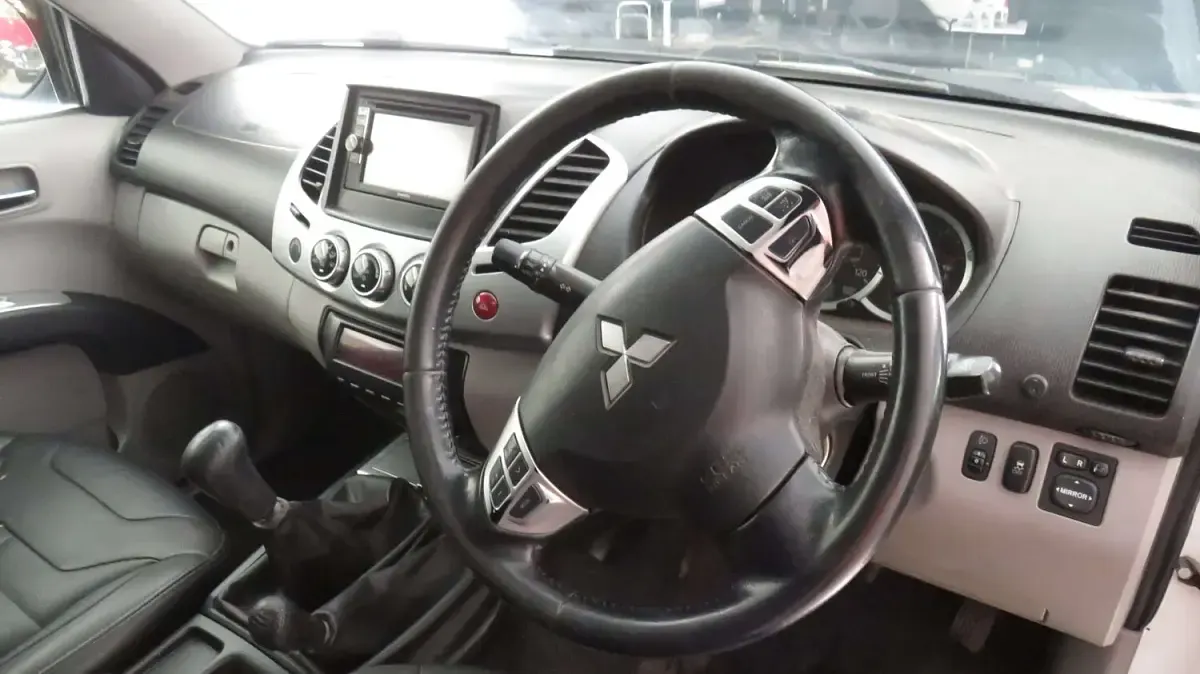 Used Mitsubishi L200 2013 White Pickup