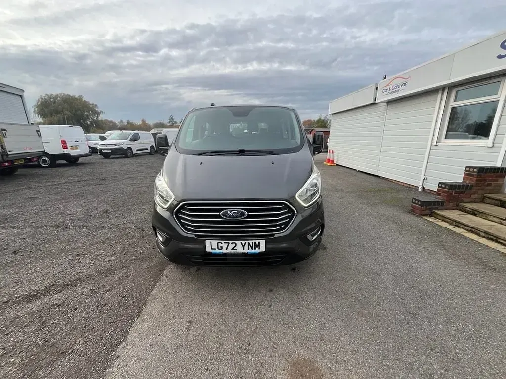 Begagnad Ford Tourneo Custom Titanium 2022 Grå Van