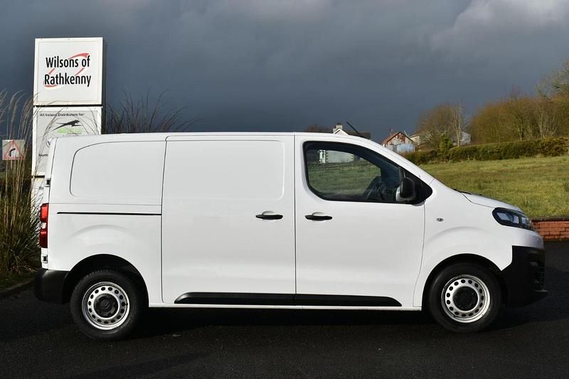 Used Citroën Dispatch 101 HP (74 kW) 2023 White MPV
