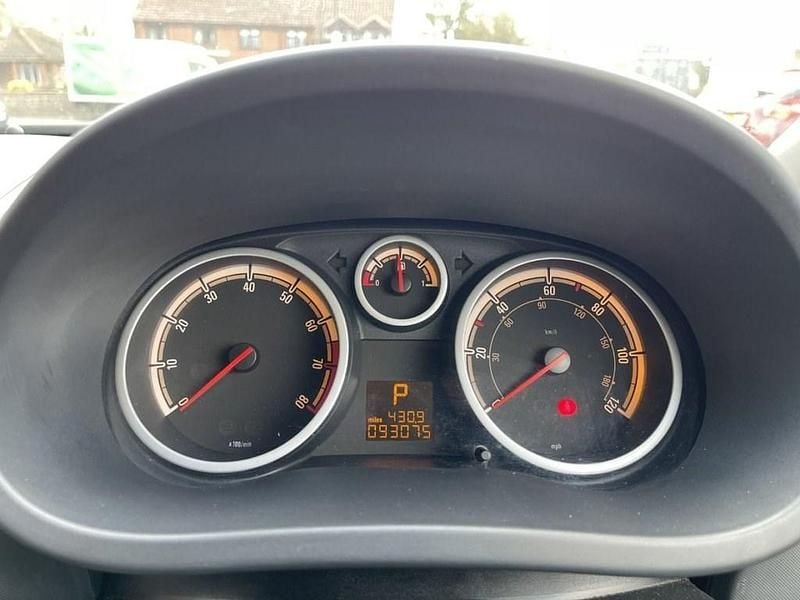 Used Vauxhall Corsa Club 89 HP (65 kW) 2007 Silver Hatchback