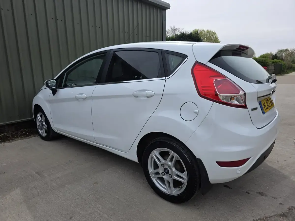 Used Ford Fiesta Zetec 2013 White Hatchback