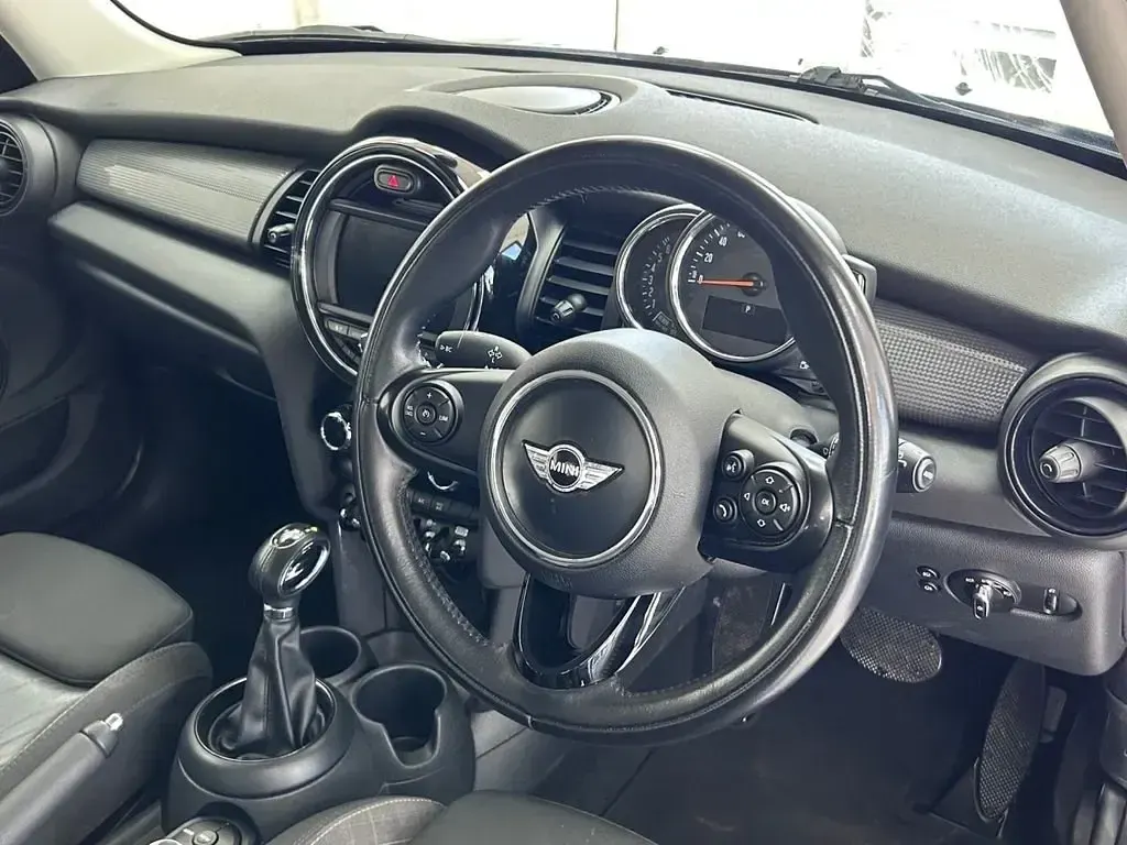 Usado Mini Cooper Hatch 136 CV (100 kW) 2017 Negro Utilitario