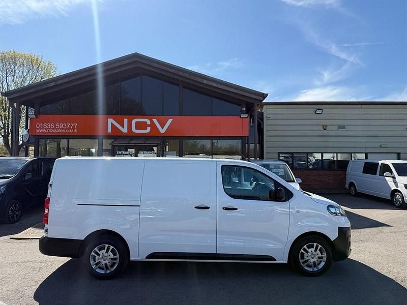 Usado Vauxhall Vivaro S 100 HP (73 kW) 2020 Branco Monovolume