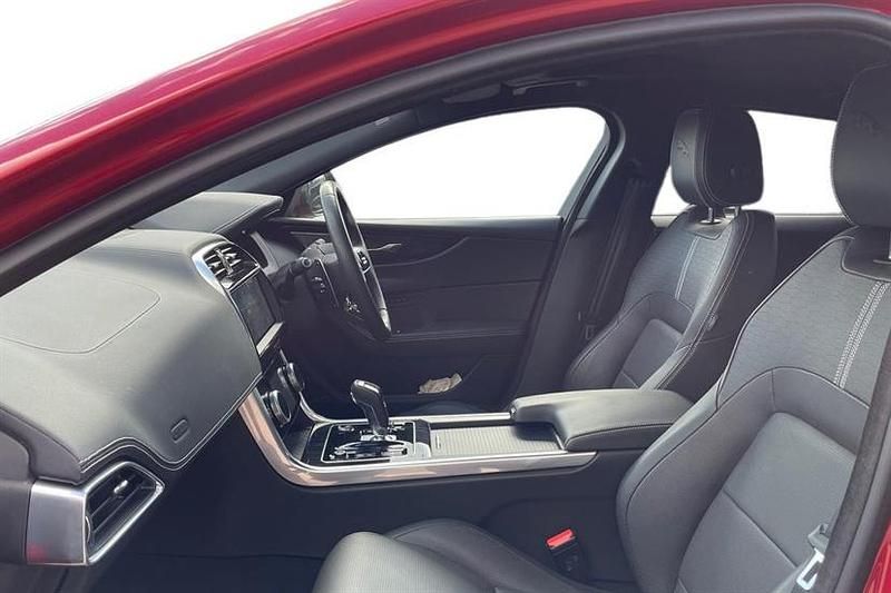 Usado Jaguar XE R-Dynamic 250 HP (183 kW) 2024 Vermelho Sedan