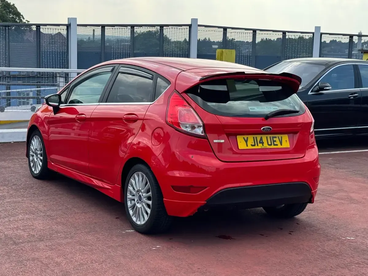 Used Ford Fiesta Titanium 120 HP (88 kW) 2014 Red Hatchback