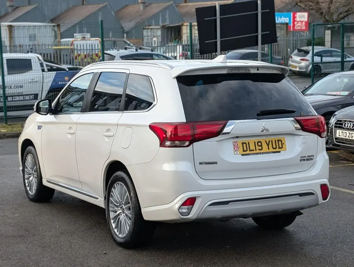 Used Mitsubishi Outlander P-HEV 174 HP (127 kW) 2019 White Estate