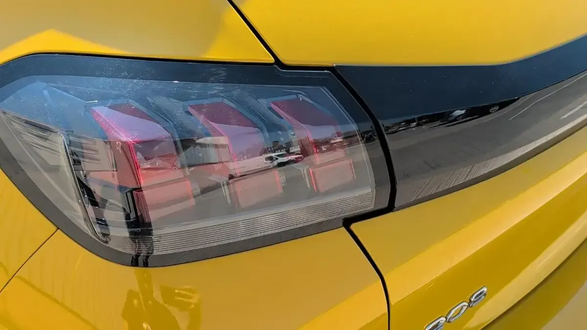 Used Peugeot 208 Active+ 74 HP (54 kW) 2023 Yellow Hatchback