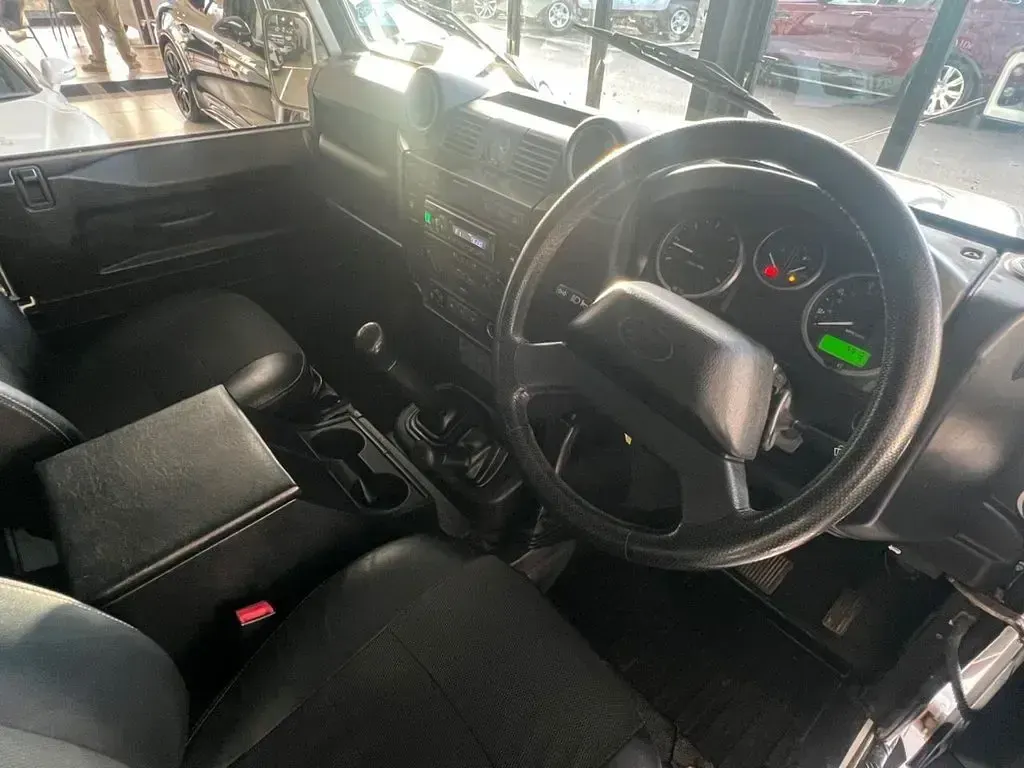 Used Land Rover Defender 122 HP (89 kW) 2013 White Estate