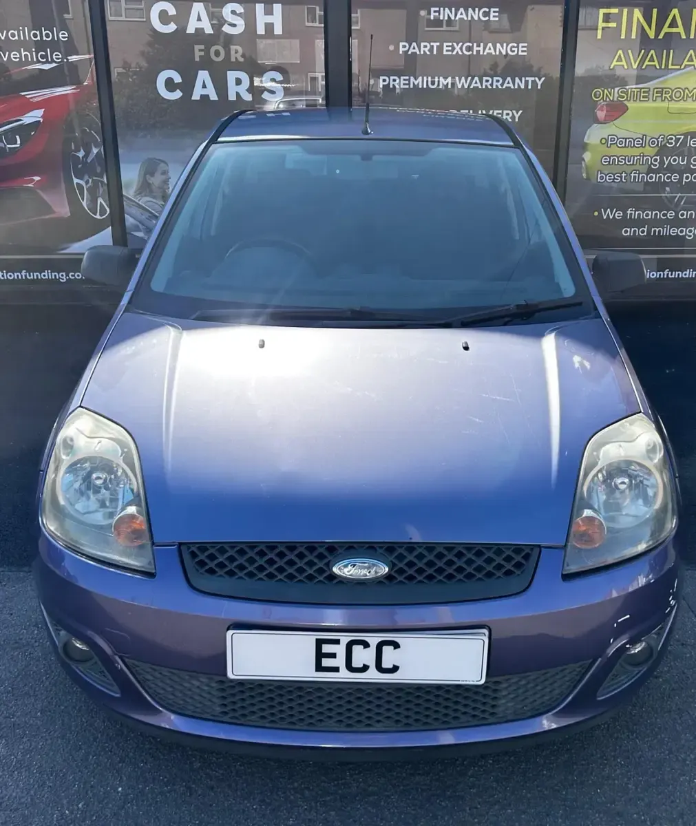 Begagnad Ford Fiesta Zetec 75 HK (55 kW) 2006 Lila Halvkombi