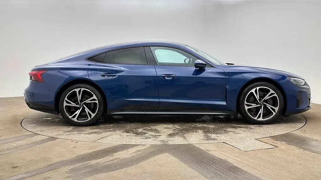 Usado Audi e-tron GT quattro Design 430 kW (585 HP) 2023 Azul Sedan