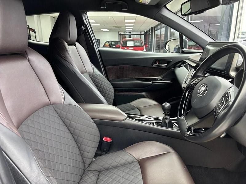 Usado Toyota C-HR 115 HP (84 kW) 2017 Preto SUV