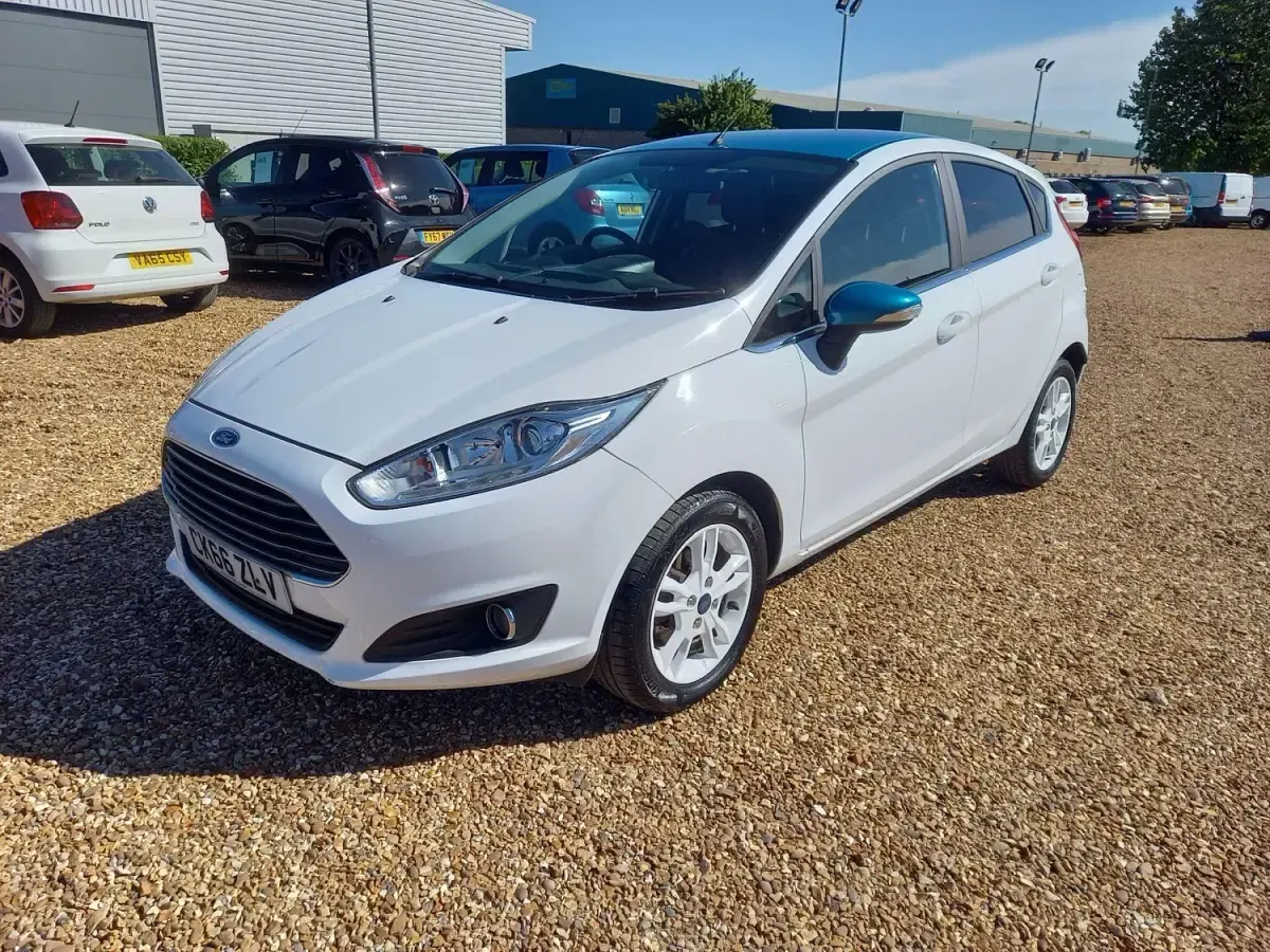 Używany Ford Fiesta Zetec 82 KM (60 kW) 2017 Biały Hatchback