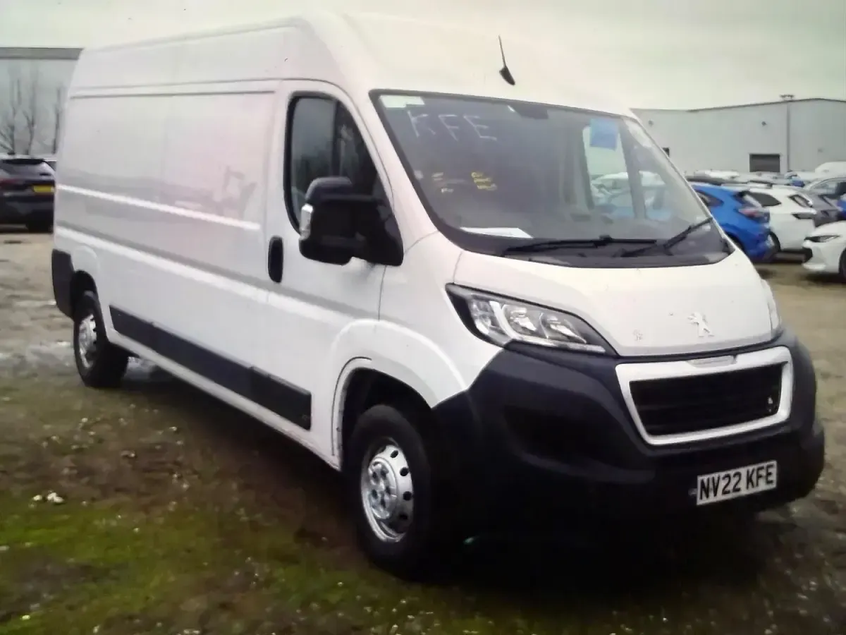 Begagnad Peugeot Boxer 140 HK (102 kW) 2022 Vit Van