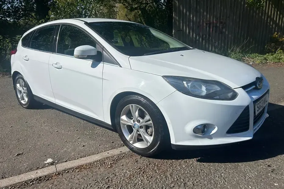 Usado Ford Focus Zetec 115 HP (84 kW) 2013 Branco Citadino