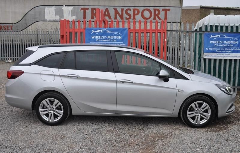 Second-hand Vauxhall Astra Design Edition 105 CP (77 kW) 2018 Argintiu Break