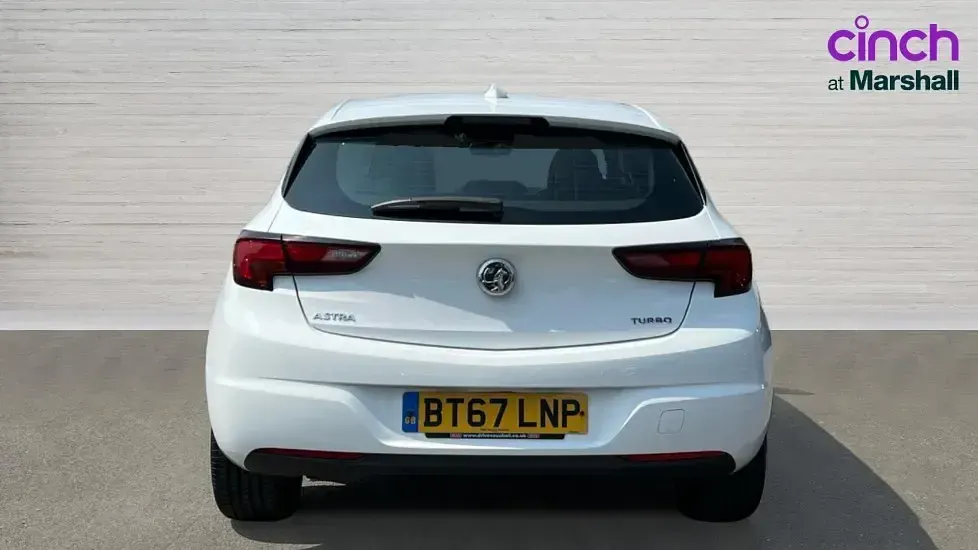 Used Vauxhall Astra SRi 150 HP (110 kW) 2017 White