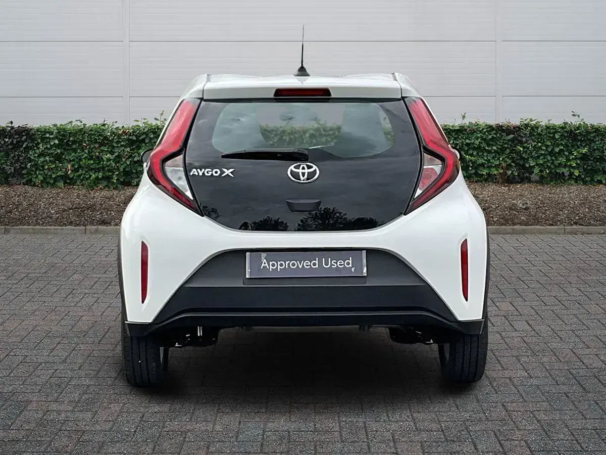 Used Toyota Aygo X PURE 72 HP (52 kW) 2024 White SUV