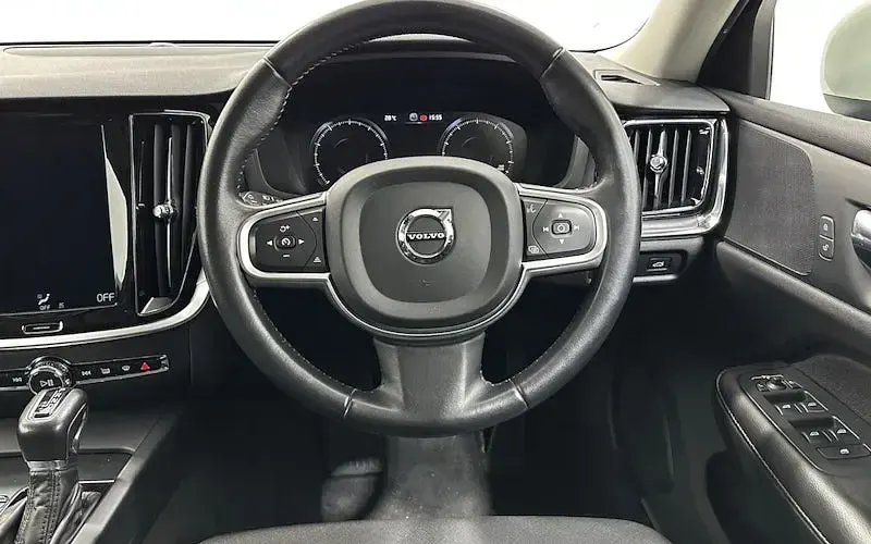 Used Volvo V60 Momentum 250 HP (183 kW) 2018 White Estate