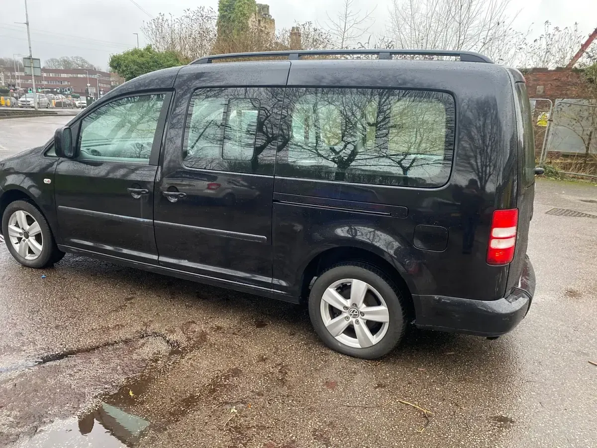 Used VW Caddy Maxi Life 102 HP (75 kW) 2012 Black MPV