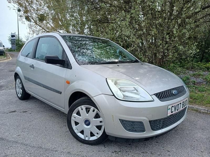 Usado Ford Fiesta Style 75 HP (55 kW) 2007 Prateado Citadino