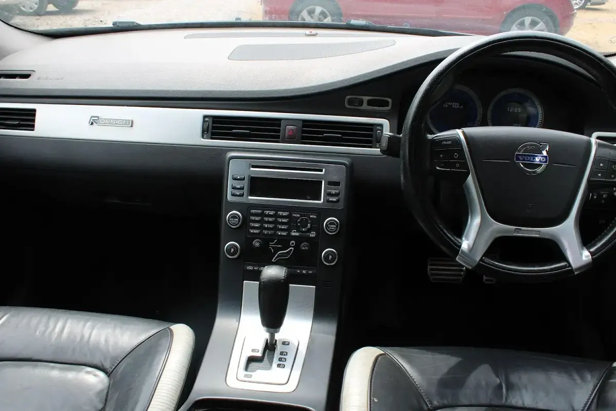 Used Volvo V70 R-Design 175 HP (128 kW) 2010 Silver Estate