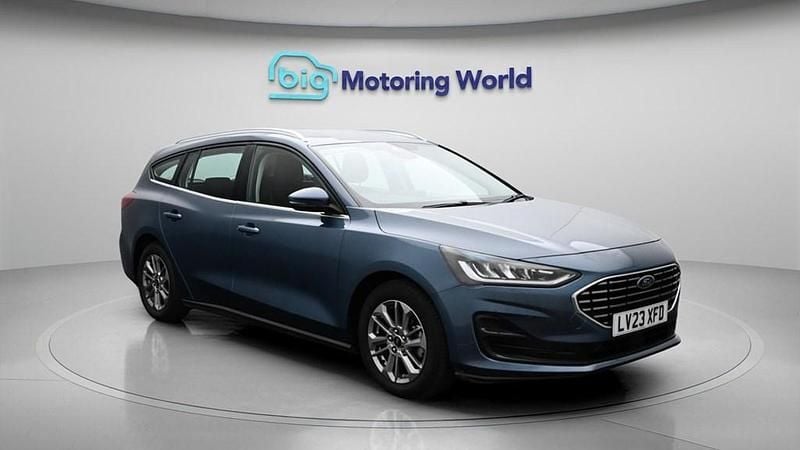 Begagnad Ford Focus Titanium 125 HK (91 kW) 2023 Blå Kombi