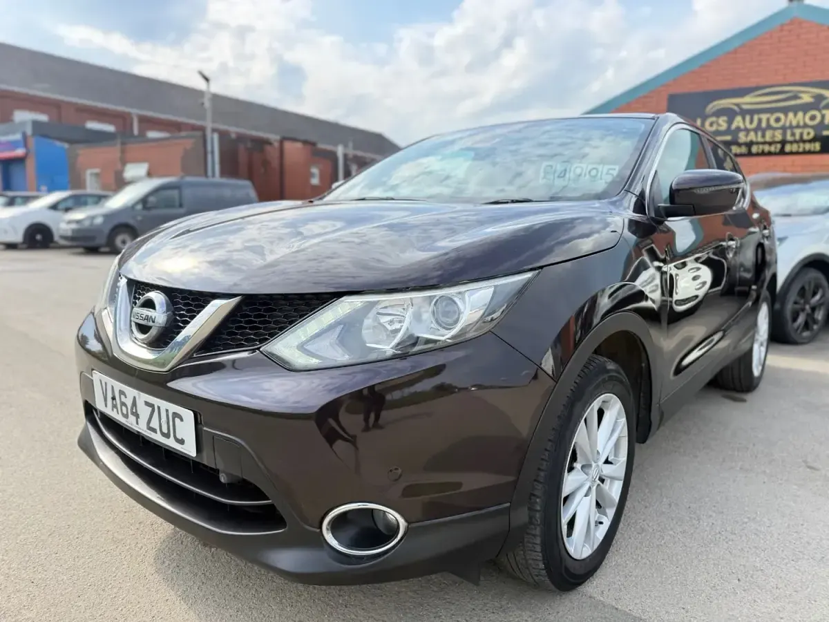 Usado Nissan Qashqai Acenta+ 110 HP (80 kW) 2015 Preto SUV