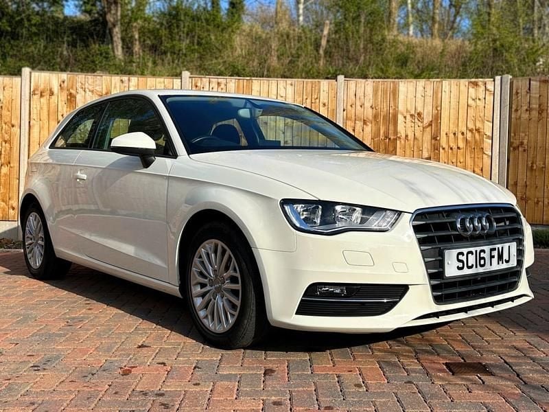Used Audi A3 Comfort 110 HP (80 kW) 2016 White Hatchback