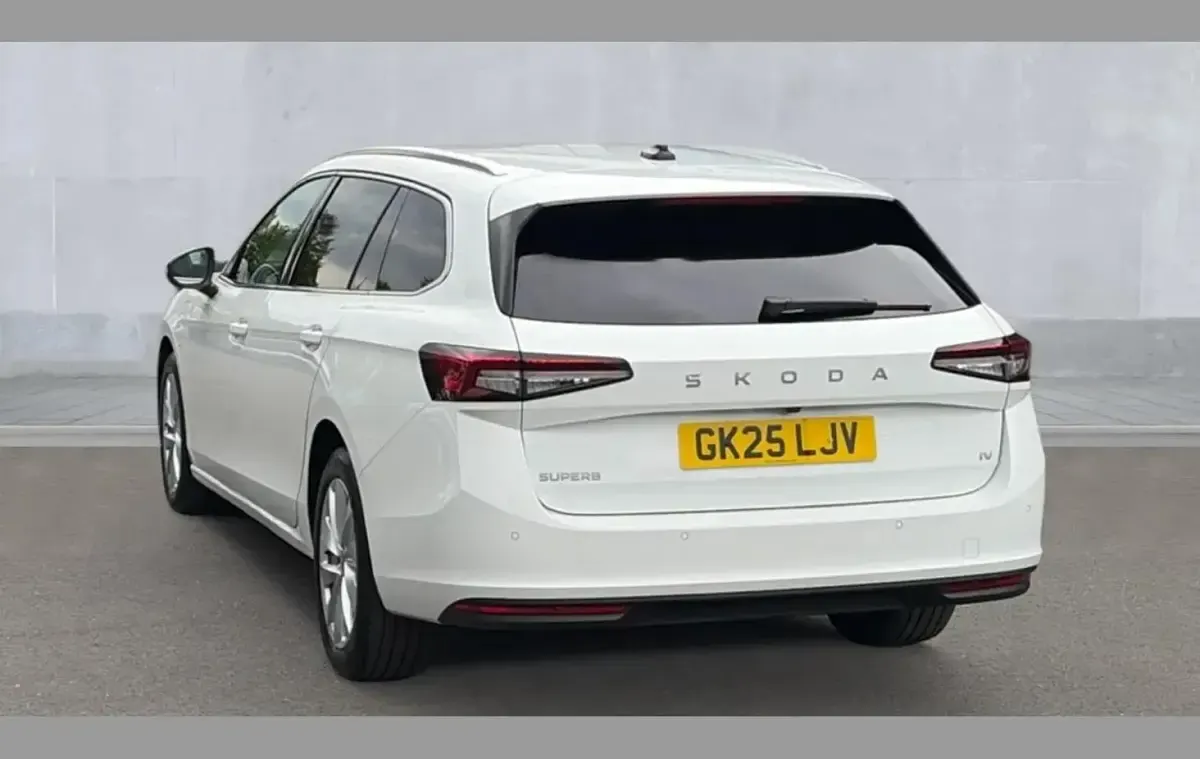 Used Skoda Superb SE Technology 200 HP (147 kW) 2025 White Estate