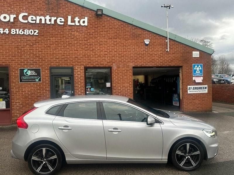 Used Volvo V40 R-Design 122 HP (89 kW) 2018 Silver Hatchback